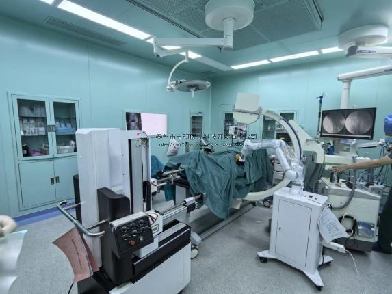 股骨颈骨折三臂机器人复位六轴机器人辅助经皮空心钉固定